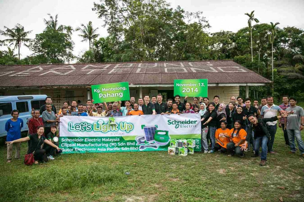 002_Group Photo_Schneider Electric Employees_JAKOA Officers_Villagers from Kampung Mentelong-compressed